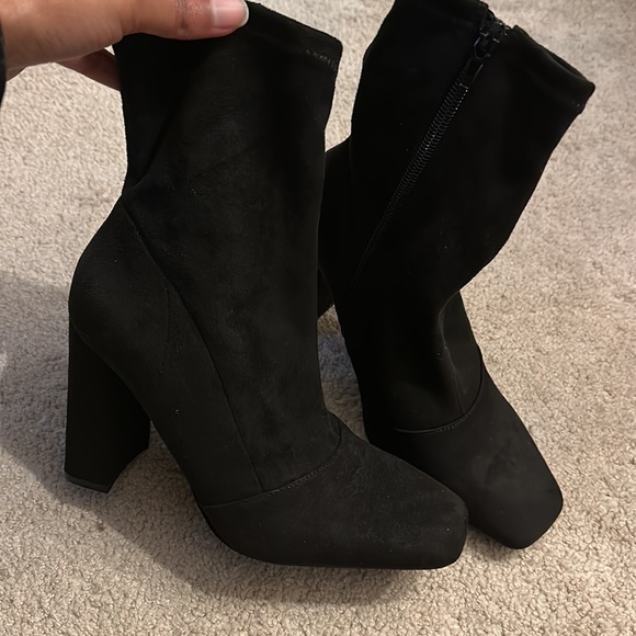 ASOS DESIGN Wide Fit Effect block heel sock boots in black - Picture 3 of 7